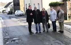 Landtagsabgeordnete Hedi Thelen überzeugte sich von dem desolaten Zustand der Straße