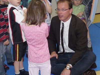 Jörg Lempertz im Gespräch mit einem Kind Jörg Lempertz im Gespräch mit einem Kind