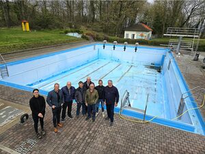 Bürgermeisterkandidat Achim Grün mit seinem Team besucht das Mendiger Schwimmbad
